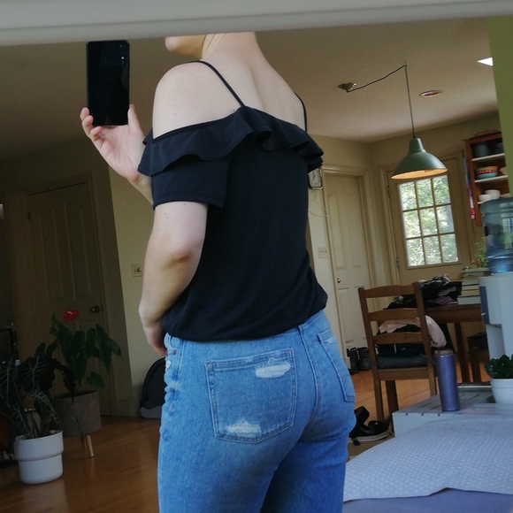 Black frilly T with cold shoulders - Picture 4 of 8